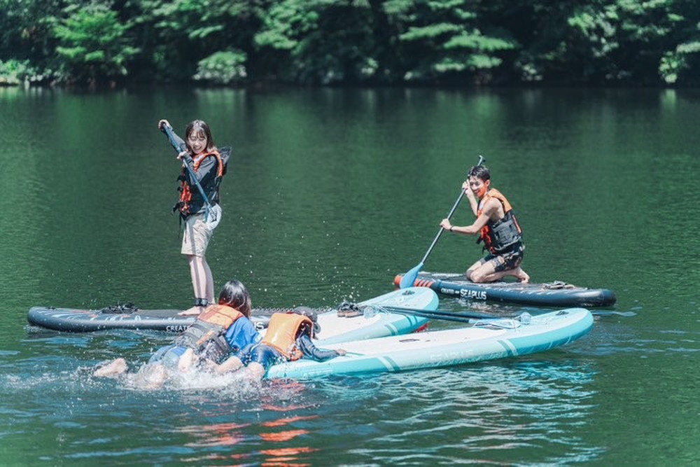 神室山の麓の雪解けダムで楽しむ、水上アクティビティ「SUP」が